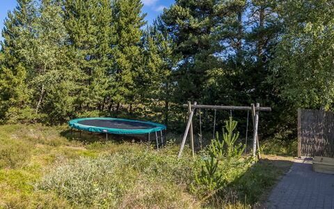 Silva - 3.9Km from the Sea: Hjem, Tag, Hus, Dør, Sommerhus, Skygge, Have, Bunddække, Veranda, Gård