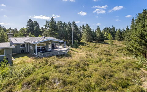 Silva - 3.9Km from the Sea: Hjem, Tag, Hus, Dør, Sommerhus, Skygge, Have, Bunddække, Veranda, Gård
