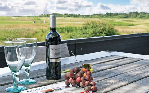 Merisa - 2.5Km from the Sea: Møbel, Bord, Udendørs Møbler, Udendørs Bord, Stol, Vin, Flaske, Picnic Bord, Vinglas, Køkken & Spisebord