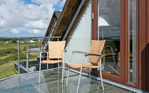 Merisa - 2.5Km from the Sea: Stol, Hårdttræ, Bejdse, Trægulve, Dagslys, Eco Hotel, Altan, Udendørs Møbler, Dæk, Aluminium