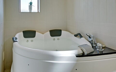 Merisa - 2.5Km from the Sea: Badekar, Sanitærarmatur, Badeværelse, Vvs, Tap, Jacuzzi, Håndvask, Design