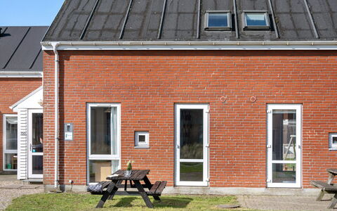 Odger - 2.3Km from the Sea: Tag, Hus, Land Lot, Hjem, Sommerhus, Estate, Garden Bygninger, Skygge, Bjælkehytte, Landscaping
