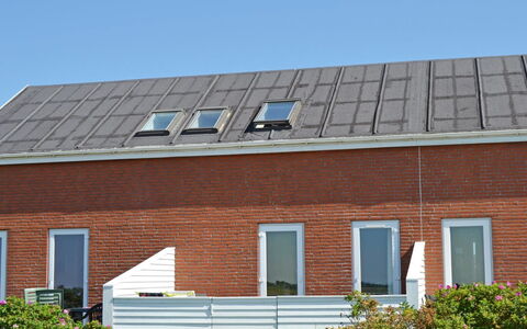 Drita - 2.3Km from the Sea: Solenergi, Kompositmateriale, Solenergi, Hældning, Mursten, Dagslys, Sidespor
