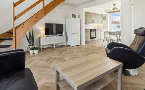 Mildred - 2.3Km from the Sea: Møbel, Gulvbelægning, Indretning, Etage, Træ, Loft, Trægulve, Værelse, Couch, Stue