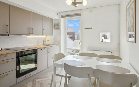 Mildred - 2.3Km from the Sea: Gulvbelægning, Indretning, Etage, Træ, Loft, Møbel, Lejlighed, Køkken, Værelse, Belysning