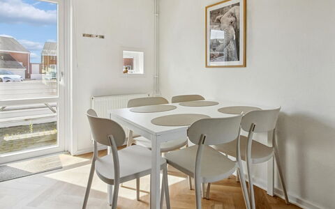 Mildred - 2.3Km from the Sea: Gulvbelægning, Møbel, Etage, Træ, Indretning, Køkken & Spisebord, Stol, Spisestue, Loft, Bord