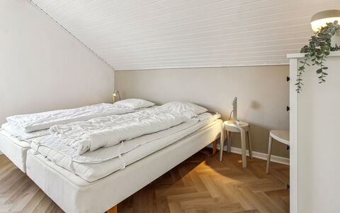 Mildred - 2.3Km from the Sea: Gulvbelægning, Træ, Etage, Soveværelse, Indretning, Loft, Sengetøj, Seng, Sengetøj, Bed Frame
