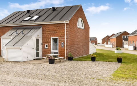 Ameli - 2.3Km from the Sea: Bygning, Hus, Vindue, Hjem, Tag, Boligområde, Busk, Sommerhus, Land Lot