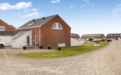 Ameli - 2.3Km from the Sea: Bygning, Hus, Vindue, Hjem, Tag, Boligområde, Busk, Sommerhus, Land Lot