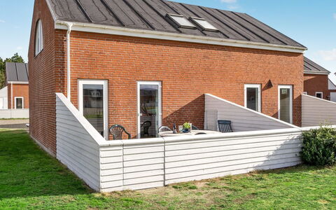 Ameli - 2.3Km from the Sea: Bygning, Hus, Vindue, Hjem, Tag, Boligområde, Busk, Sommerhus, Land Lot
