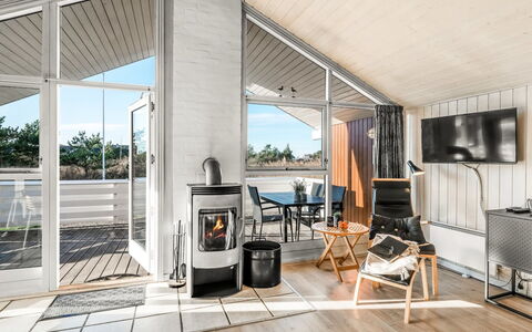 Hermandine - 700M from the Sea: Hjem, Sommerhus, Sidespor, Veranda, Skur, Dæk, Hårdttræ, Bjælkehytte, Garden Bygninger, Skygge