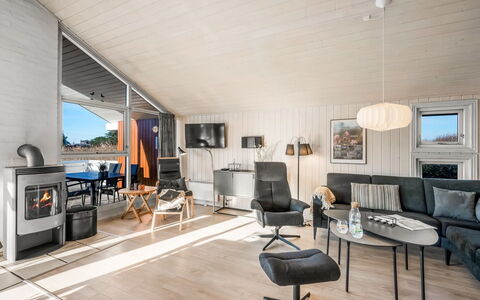 Hermandine - 700M from the Sea: Træ, Loft, Gulvbelægning, Indretning, Etage, Møbel, Stue, Couch, Hjem