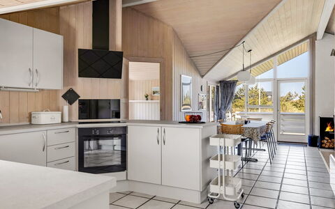 Hermandine - 700M from the Sea: Indretning, Køkken, Gulvbelægning, Loft, Træ, Møbel, Etage, Lysarmatur, Countertop, Værelse