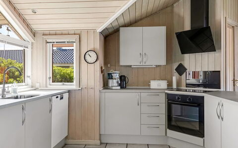 Hermandine - 700M from the Sea: Køkken Apparat, Køkken, Indretning, Loft, Større Bandage, Countertop, Gulvbelægning, Cabinetry, Husholdningsapparat, Etage