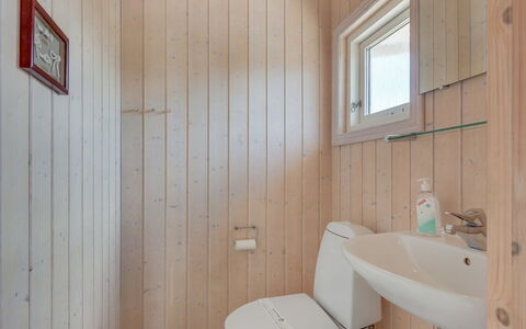 Hermandine - 700M from the Sea: Væg, Gulvbelægning, Træ, Etage, Loft, Sanitærarmatur, Indretning, Værelse, Badeværelse, Badeværelsesvask