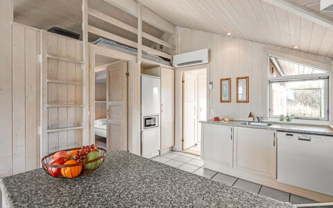 Hermandine - 700M from the Sea: Køkken, Træ, Loft, Gulvbelægning, Etage, Indretning, Større Bandage, Countertop, Værelse, Køkken Apparat