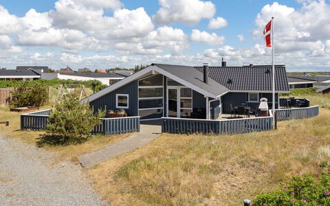 Freek - 400M from the Sea: Græs, Hus, Tag, Hjem, Sommerhus, Busk, Land Lot, Landdistrikt, Stuehus, Bunddække