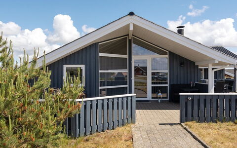 Freek - 400M from the Sea: Græs, Hus, Tag, Hjem, Sommerhus, Busk, Land Lot, Landdistrikt, Stuehus, Bunddække