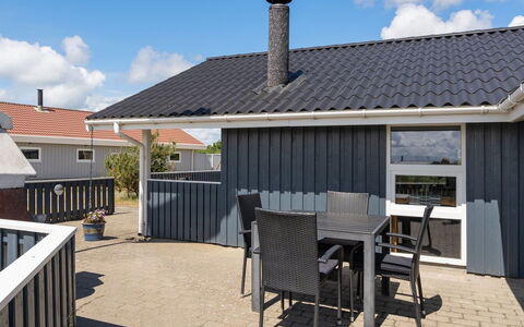 Freek - 400M from the Sea: Græs, Hus, Tag, Hjem, Sommerhus, Busk, Land Lot, Landdistrikt, Stuehus, Bunddække
