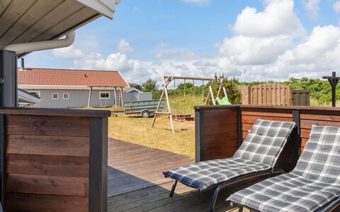 Freek - 400M from the Sea: Græs, Hus, Tag, Hjem, Sommerhus, Busk, Land Lot, Landdistrikt, Stuehus, Bunddække