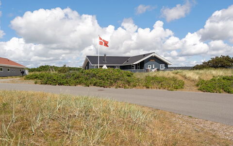 Freek - 400M from the Sea: Vindue, Facade, Boligområde, Hjem, Kompositmateriale, Skydevindue, Estate, Sidespor, Dagslys