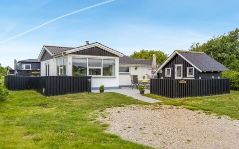 Pupa - 500M from the Sea: Hus, Sommerhus, Tag, Garden Bygninger, Skygge, Skur, Backyard, Udendørs Møbler, Gård, Lawn