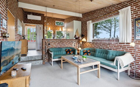 Sedine - 3.9Km from the Sea: Møbel, Indretning, Couch, Træ, Stue, Gulvbelægning, Loft, Etage, Mursten, Stol