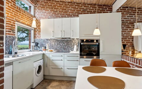 Sedine - 3.9Km from the Sea: Køkken, Indretning, Træ, Gulvbelægning, Countertop, Loft, Møbel, Cabinetry, Lysarmatur, Etage