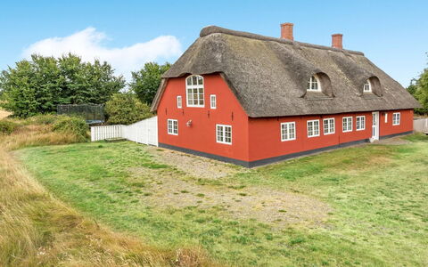 Willi - 3Km from the Sea: Gulvbelægning, Etage, Loft, Indretning, Countertop, Køkken, Cabinetry, Værelse, Større Bandage, Lysarmatur