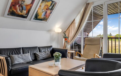 Perttu - 3.5Km from the Sea: Møbel, Indretning, Couch, Gulvbelægning, Træ, Etage, Loft, Stol, Stue, Værelse