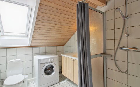 Rebus - 2.3Km from the Sea: Gulvbelægning, Sanitærarmatur, Etage, Træ, Indretning, Loft, Vvs, Tap, Håndvask, Badeværelse