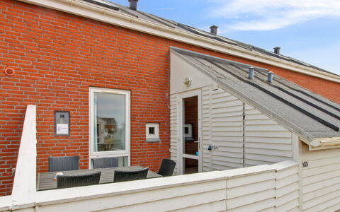 Rebus - 2.3Km from the Sea: Tag, Hjem, Sidespor, Kompositmateriale, Dør, Mursten, Murværk, Sommerhus, Hældning
