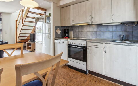 Rebus - 2.3Km from the Sea: Møbel, Gulvbelægning, Etage, Indretning, Træ, Loft, Køkken, Trægulve, Værelse, Countertop