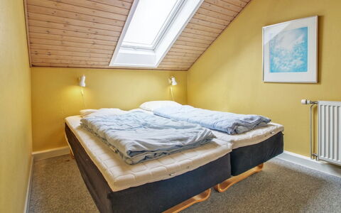 Rebus - 2.3Km from the Sea: Soveværelse, Seng, Træ, Sengetøj, Etage, Gulvbelægning, Indretning, Sengetøj, Sengetøj, Bed Frame