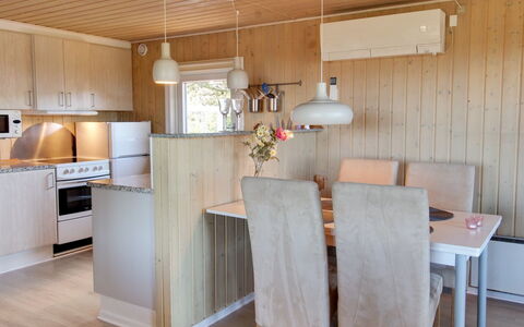 Zekine - 2.5Km from the Sea: Gulvbelægning, Møbel, Indretning, Træ, Etage, Countertop, Loft, Værelse, Køkken, Cabinetry