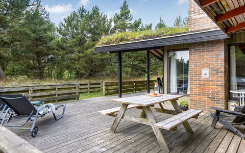 Falki - 2.5Km from the Sea: Bygning, Hus, Vindue, Hjem, Tag, Boligområde, Busk, Sommerhus, Land Lot