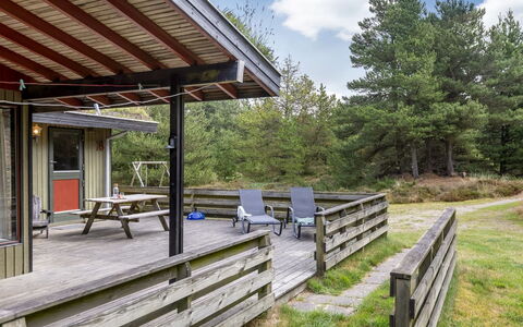Falki - 2.5Km from the Sea: Bygning, Hus, Vindue, Hjem, Tag, Boligområde, Busk, Sommerhus, Land Lot