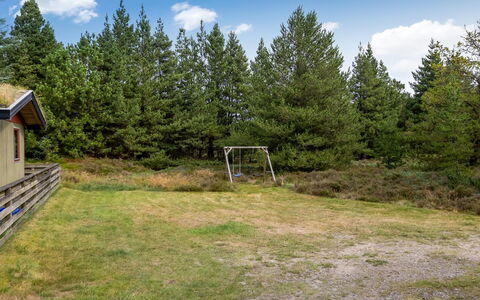 Falki - 2.5Km from the Sea: Bygning, Hus, Vindue, Hjem, Tag, Boligområde, Busk, Sommerhus, Land Lot