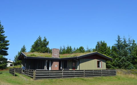 Falki - 2.5Km from the Sea: Bygning, Hus, Vindue, Hjem, Tag, Boligområde, Busk, Sommerhus, Land Lot