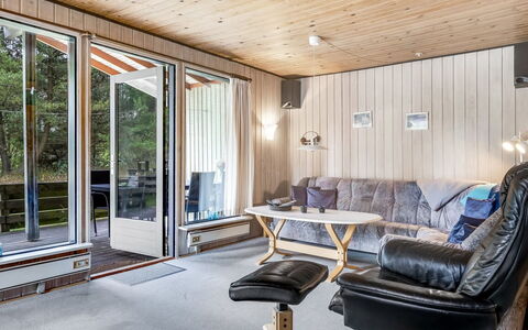 Falki - 2.5Km from the Sea: Bygning, Hus, Vindue, Hjem, Tag, Boligområde, Busk, Sommerhus, Land Lot