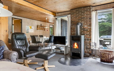Falki - 2.5Km from the Sea: Bygning, Hus, Vindue, Hjem, Tag, Boligområde, Busk, Sommerhus, Land Lot