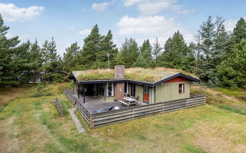 Falki - 2.5Km from the Sea: Bygning, Hus, Vindue, Hjem, Tag, Boligområde, Busk, Sommerhus, Land Lot