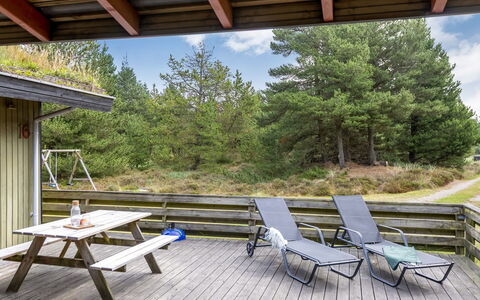 Falki - 2.5Km from the Sea: Bygning, Hus, Vindue, Hjem, Tag, Boligområde, Busk, Sommerhus, Land Lot