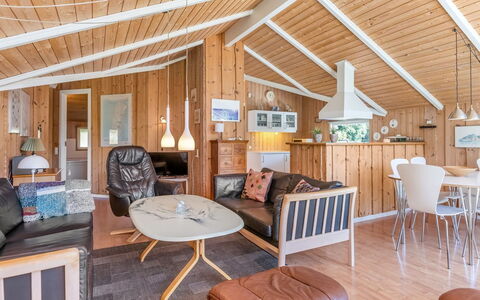 Bruna - 2Km from the Sea: Møbel, Træ, Indretning, Gulvbelægning, Etage, Stol, Værelse, Loft, Stue, Lejlighed