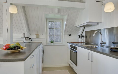 Trana - 2Km from the Sea: Køkken, Gulvbelægning, Countertop, Indretning, Træ, Sanitærarmatur, Loft, Håndvask, Etage, Cabinetry
