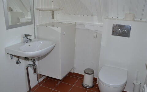 Trana - 2Km from the Sea: Badeværelse, Sanitærarmatur, Gulvbelægning, Toiletbræt, Badeværelsesvask, Etage, Håndvask, Toilet, Tap, Indretning