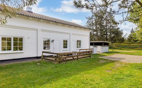 Rea - 5Km from the Sea: Træ, Tag, Hjem, Land Lot, Sommerhus, Estate, Lawn, Gård, Landscaping, Skygge