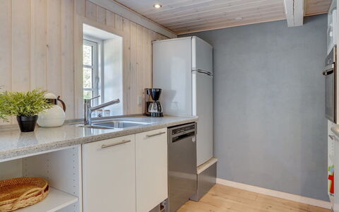 Gudmund - 3.9Km from the Sea: Gulvbelægning, Træ, Større Bandage, Etage, Køkken, Indretning, Countertop, Køkken Apparat, Sanitærarmatur, Trægulve