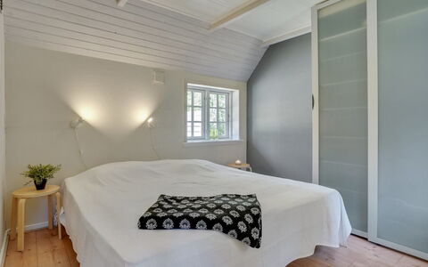 Gudmund - 3.9Km from the Sea: Gulvbelægning, Etage, Indretning, Træ, Loft, Soveværelse, Seng, Møbel, Værelse, Trægulve