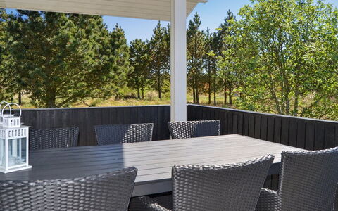 Börge - 3.9Km from the Sea: Møbel, Indretning, Stol, Gulvbelægning, Bord, Udvej, Etage, Loft, Værelse, Eco Hotel